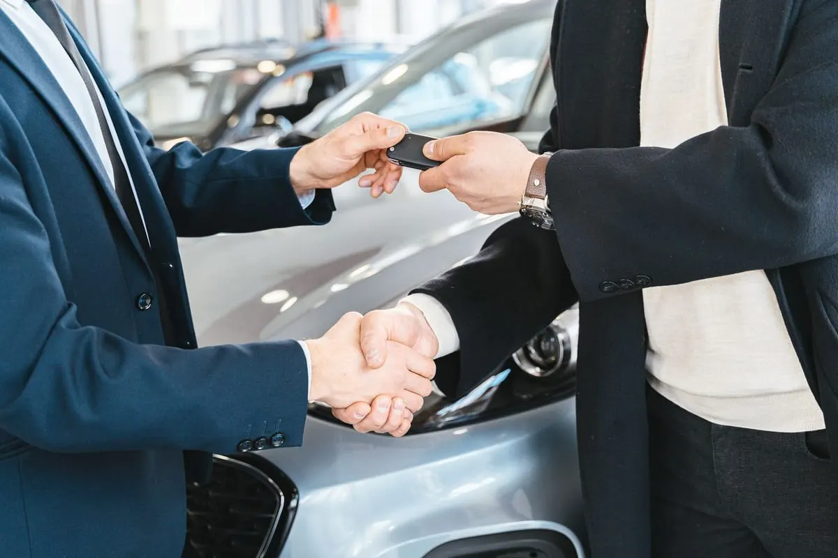 Voiture d'occasion : acheter à un professionnel ou à un particulier ?