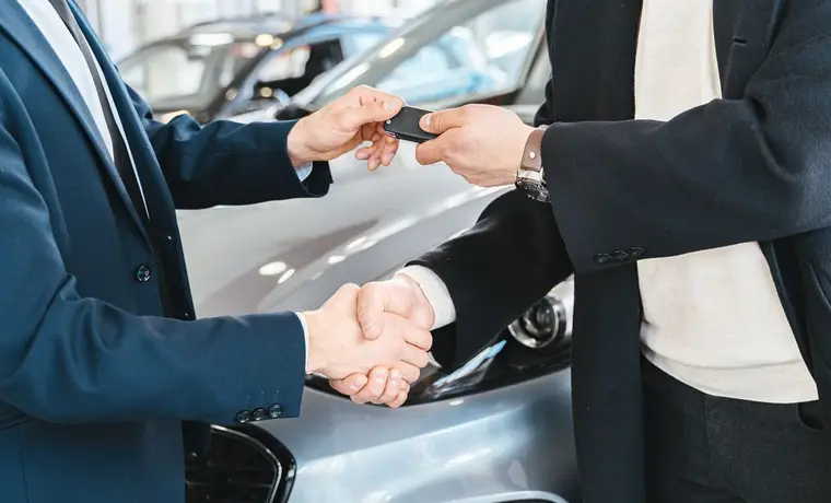 Voiture d'occasion : acheter à un professionnel ou à un particulier ?
